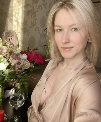 Я живу в Москве, где создам для тебя идеальное вечернее настроение. Мои услуги наполнены страстью и желанием удовлетворить тебя до предела. Я знаю, как доставить тебе настоящее удовольствие и сделать твои самые горячие мечты яркой реальностью. Обожаю экспериментировать и пробовать новые вещи, так что не стесняйся делиться своими фантазиями со мной. У меня есть множество отзывов, которые подтверждают мою превосходную работу. В моем фотоальбоме ты найдешь множество соблазнительных фотографий, которые позволят заручиться с тобой вкусом настоящего разврата. Доверь мне свои сокровенные желания, и я сделаю все, чтобы они сбылись. Жду тебя, чтобы воплотить наши самые смелые фантазии в жизнь. 💋🔥 Тинка
